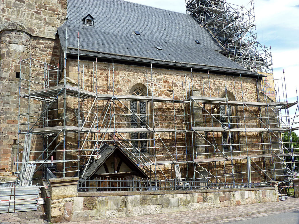 Einrüstung von St. Crescentius an der Südseite (Foto: Karl-Franz Thiede)